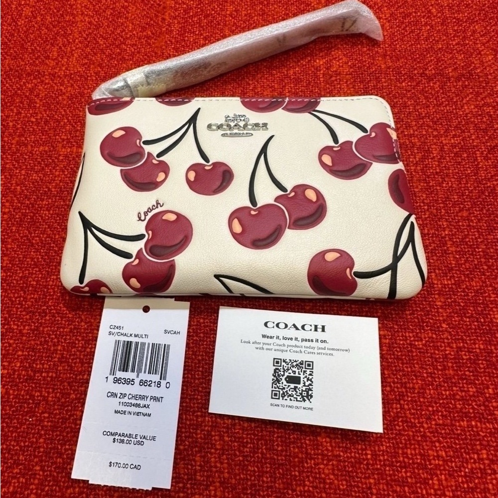 ❤️❤️❤️NEW Corner zip wristlet with cherry print ❤️❤️❤️